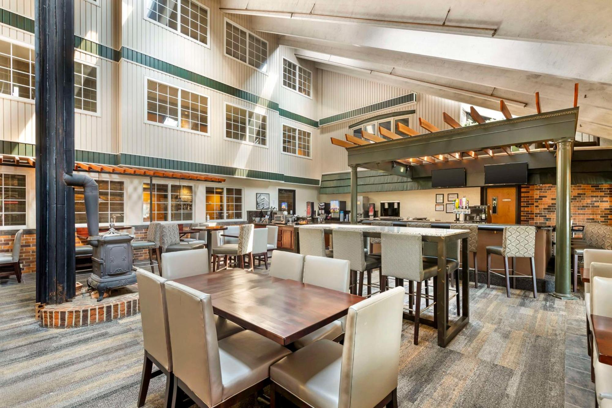 Best Western Plus Longbranch Hotel & Convention Center Cedar Rapids Eksteriør billede