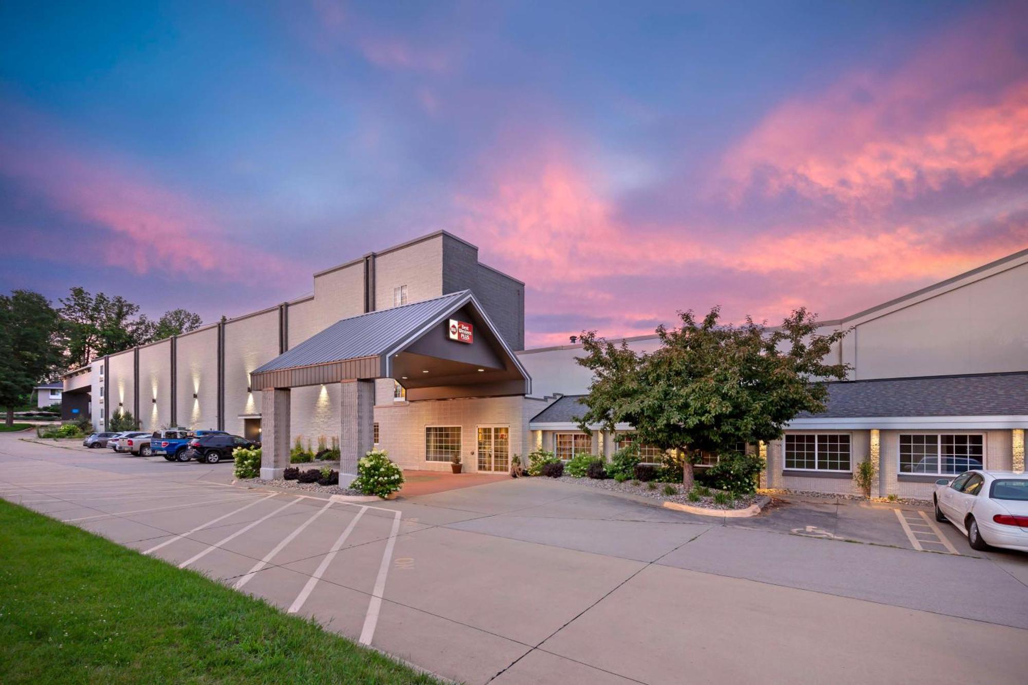 Best Western Plus Longbranch Hotel & Convention Center Cedar Rapids Eksteriør billede