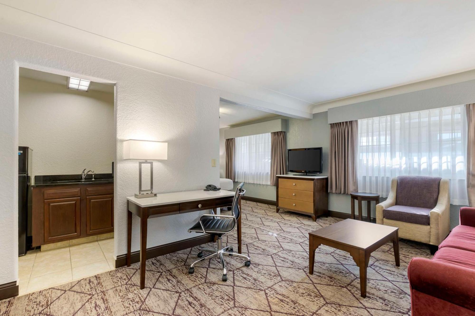 Best Western Plus Longbranch Hotel & Convention Center Cedar Rapids Eksteriør billede